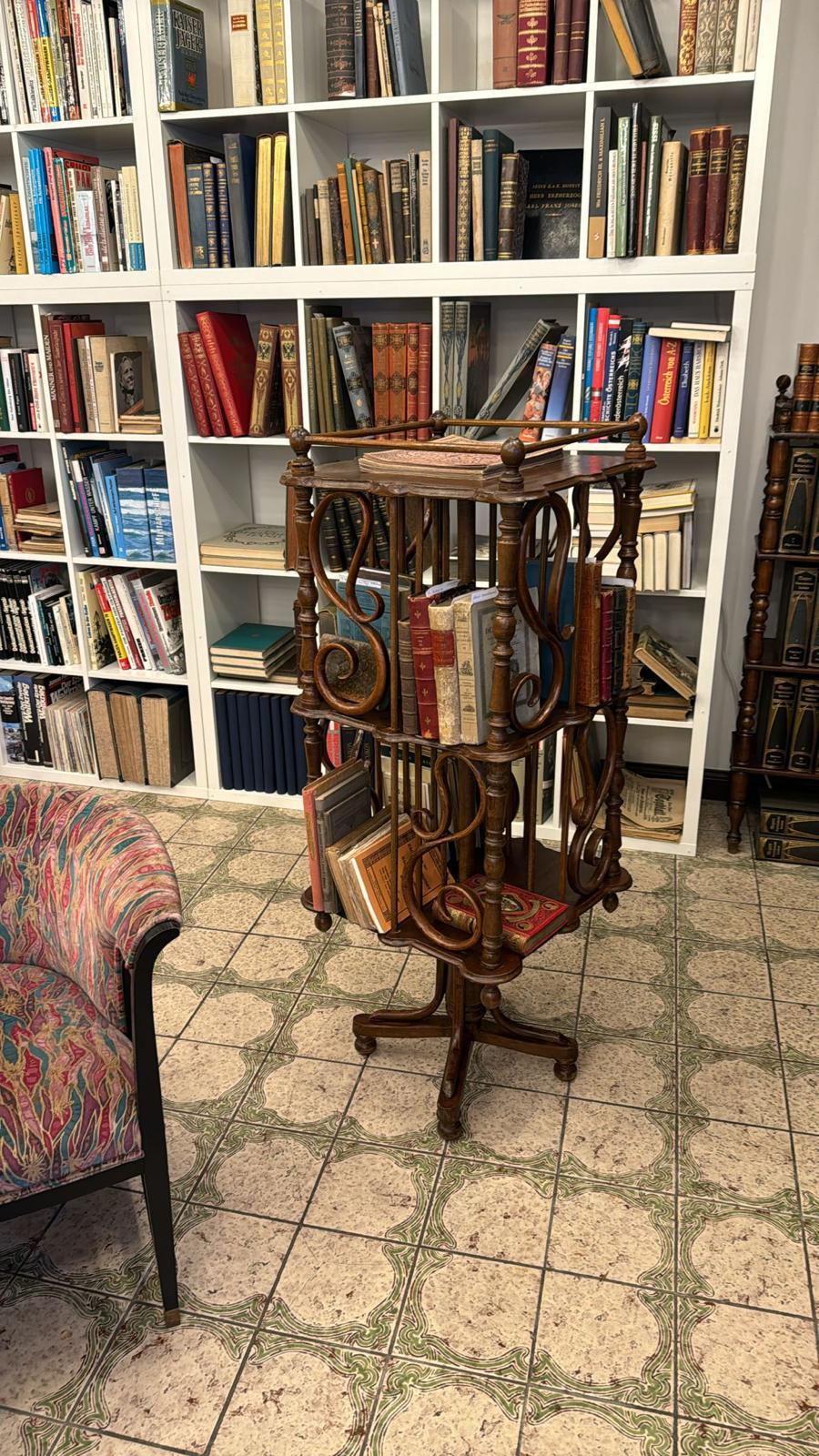 Bücherkeller mit tausenden antiquarischen Büchern